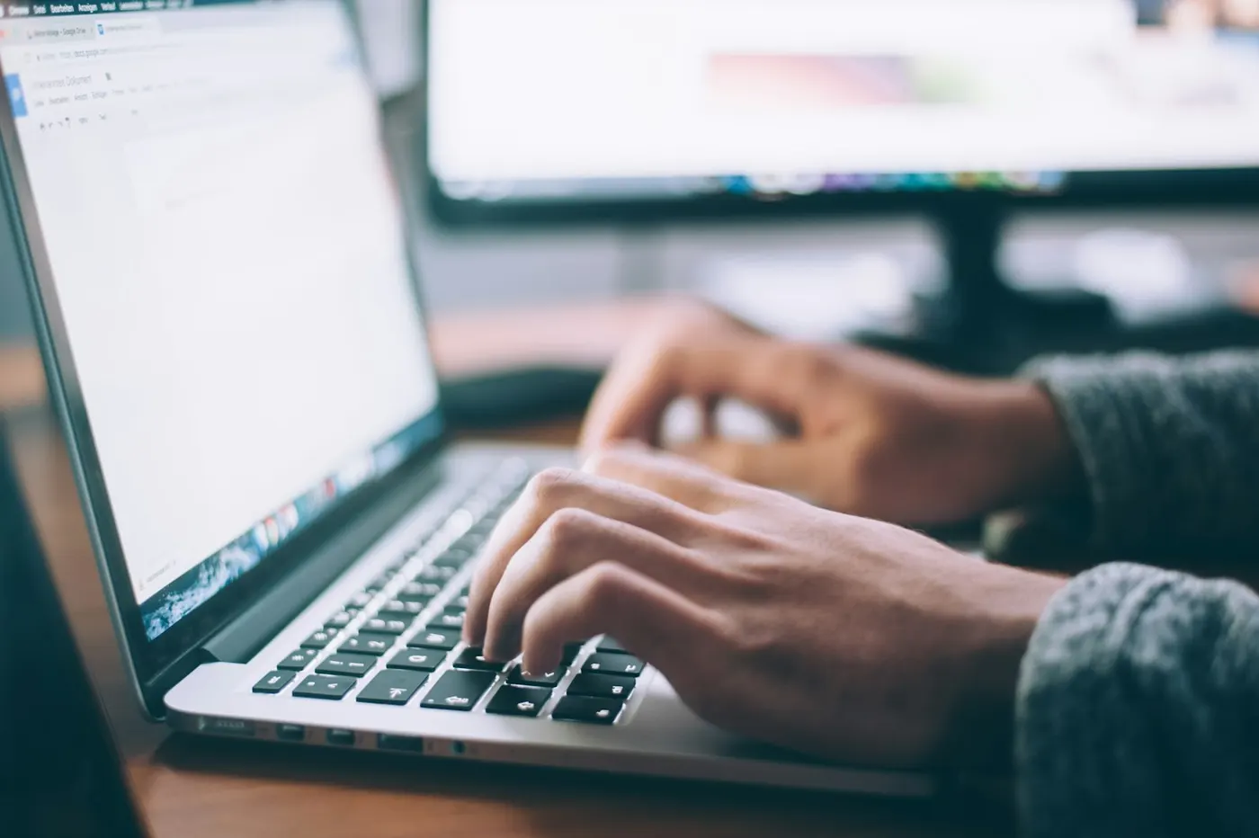 Notebook sobre mesa clara — ambiente de trabalho de criação de sites